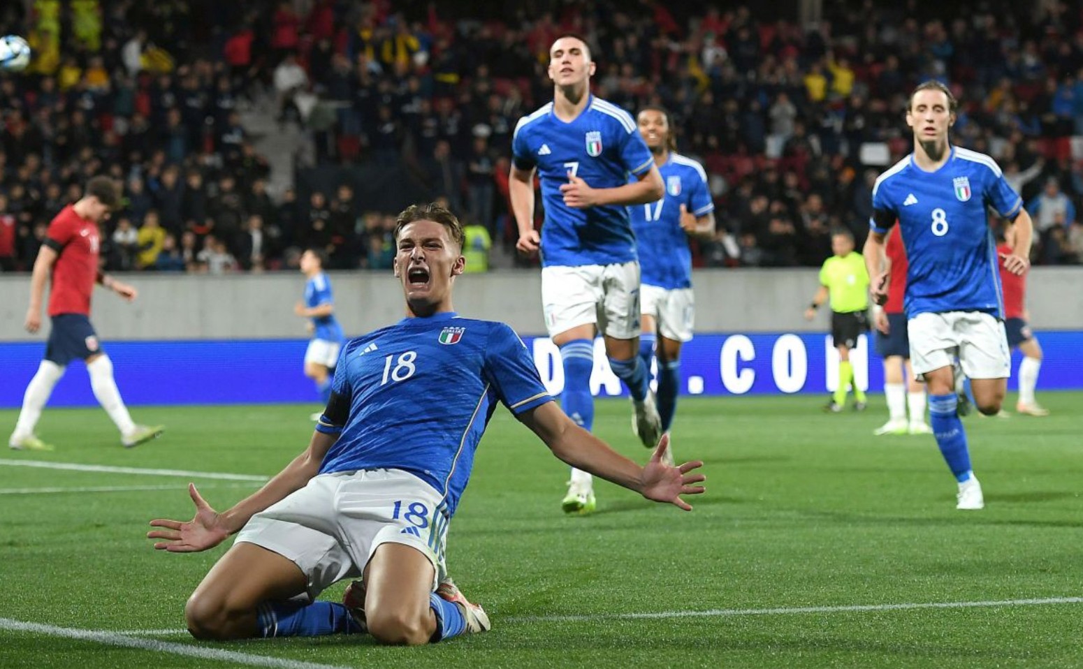 篮板球被他一个人统治了