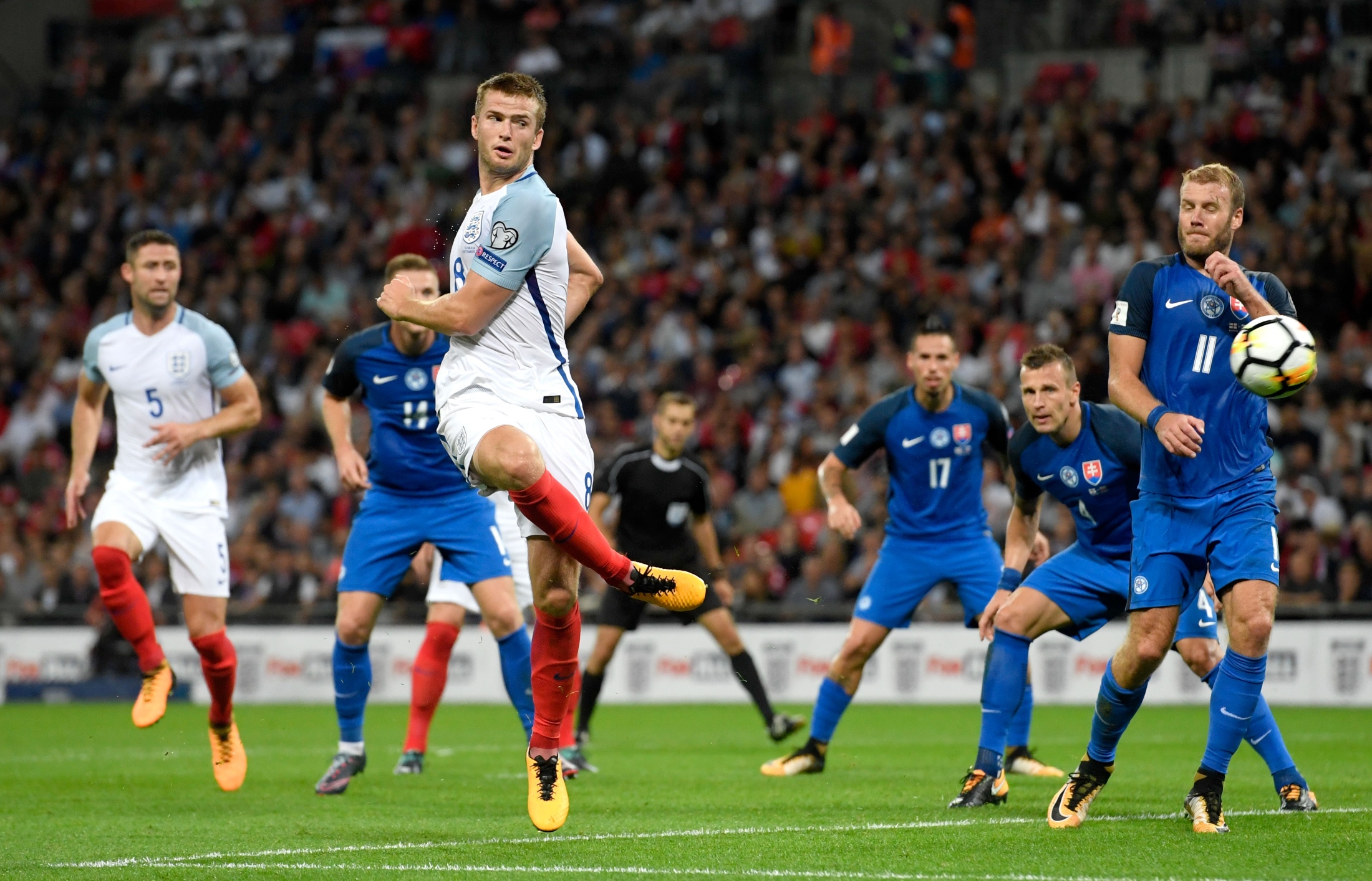 美术课上学生用课本表演变脸，轻松拿捏住精髓， 网友：“教科书式”变脸！