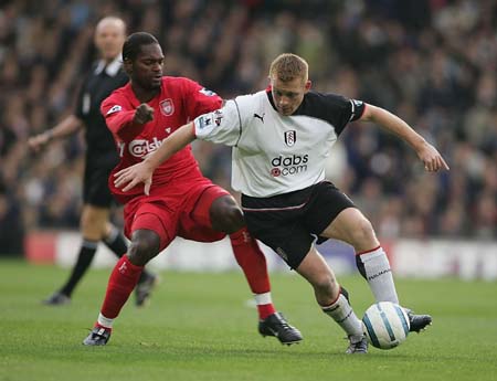 记者：谢维军在昨天的比赛中肋骨又裂了